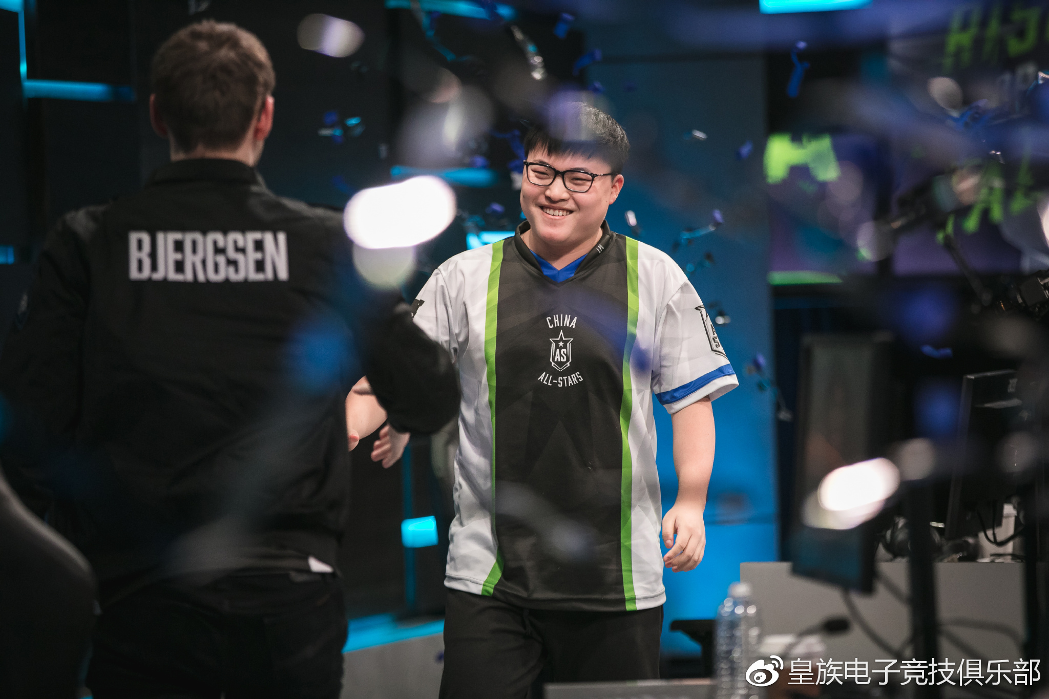 包含Uzi赛事官方发布逆转新规，老鹰争议不断！的词条